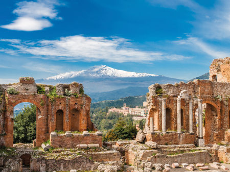 Griechisch-römisches Theater in Taormina mit Ätna im Hintergru